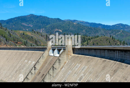 Shasta Damm über Sacramento River, Kalifornien, USA Stockfoto