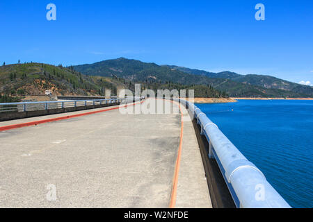 Shasta Damm über Sacramento River, Kalifornien, USA Stockfoto