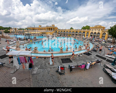 Budapest, Ungarn - 29. Mai 2019: Szechenyi Bäder in Budapest, Thermalbad - open air Thermalbad in Budapest. Ungarn Stockfoto