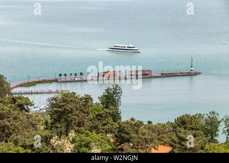 Touristenboot auf Tihany Pier ankommen. Ungarn Stockfoto