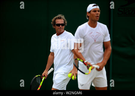 Rafael Nadal ist Trainer und Onkel Toni Nadal auf Tag neun der Wimbledon Championships in der All England Lawn Tennis und Croquet Club, Wimbledon. Stockfoto