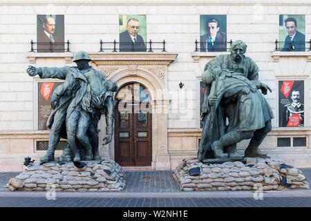 Budapest, Ungarn - 25. Mai 2019: Das Museum für Militärische Geschichte und einige der Statuen um das Gebäude herum. In einer ehemaligen städtischen Armee Barr Stockfoto