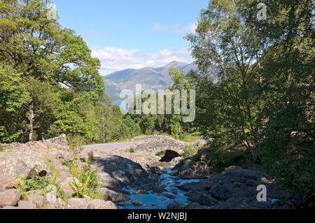 Blick von der Ashness Bridge in Richtung Derwentwater im Sommer in der Nähe von Keswick Lake District National Park Cumbria England Großbritannien GB Großbritannien Stockfoto