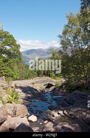 Blick von der Ashness Bridge in Richtung Derwentwater im Sommer in der Nähe von Keswick Lake District National Park Cumbria England Großbritannien GB Großbritannien Stockfoto