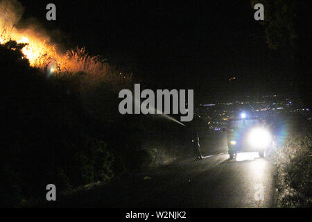 Auf dem Foto die Feuer, die Montelepre Bereich während der Nacht durch ein riesiges Feuer, das die Bewohner der Gegend besorgt betroffen, die hohen Temperaturen in der Nacht zwischen 32 Grad und eine starke sirocco haben angeregt, die brandstifter zu streiken. (Alberto Lo Bianco/Fotogramma, Montelepre (PA) - 2019-07-10) p.s. La foto e 'utilizzabile nel rispetto del contesto in Cui e' Stata scattata, e senza intento diffamatorio del decoro delle Persone rappresentate Stockfoto