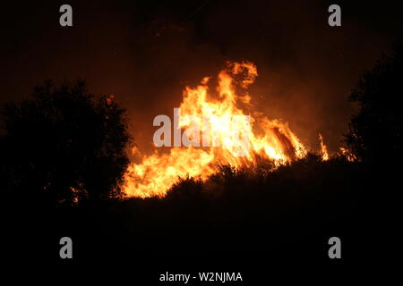 Auf dem Foto die Feuer, die Montelepre Bereich während der Nacht durch ein riesiges Feuer, das die Bewohner der Gegend besorgt betroffen, die hohen Temperaturen in der Nacht zwischen 32 Grad und eine starke sirocco haben angeregt, die brandstifter zu streiken. (Alberto Lo Bianco/Fotogramma, Montelepre (PA) - 2019-07-10) p.s. La foto e 'utilizzabile nel rispetto del contesto in Cui e' Stata scattata, e senza intento diffamatorio del decoro delle Persone rappresentate Stockfoto