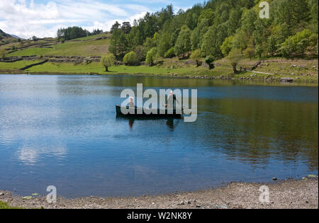 Touristen Menschen Besucher auf dem Boot Angeln auf Watendlath Tarn im Sommer Lake District National Park Cumbria England Großbritannien GB Großbritannien Stockfoto