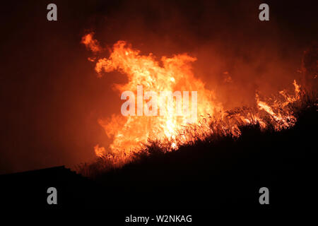 Auf dem Foto die Feuer, die Montelepre Bereich während der Nacht durch ein riesiges Feuer, das die Bewohner der Gegend besorgt betroffen, die hohen Temperaturen in der Nacht zwischen 32 Grad und eine starke sirocco haben angeregt, die brandstifter zu streiken. (Alberto Lo Bianco/Fotogramma, Montelepre (PA) - 2019-07-10) p.s. La foto e 'utilizzabile nel rispetto del contesto in Cui e' Stata scattata, e senza intento diffamatorio del decoro delle Persone rappresentate Stockfoto