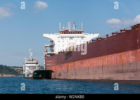 Kleine und große Frachtschiffe ankern in Falmouth Stockfoto