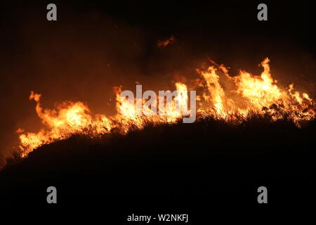 Auf dem Foto die Feuer, die Montelepre Bereich während der Nacht durch ein riesiges Feuer, das die Bewohner der Gegend besorgt betroffen, die hohen Temperaturen in der Nacht zwischen 32 Grad und eine starke sirocco haben angeregt, die brandstifter zu streiken. (Alberto Lo Bianco/Fotogramma, Montelepre (PA) - 2019-07-10) p.s. La foto e 'utilizzabile nel rispetto del contesto in Cui e' Stata scattata, e senza intento diffamatorio del decoro delle Persone rappresentate Stockfoto