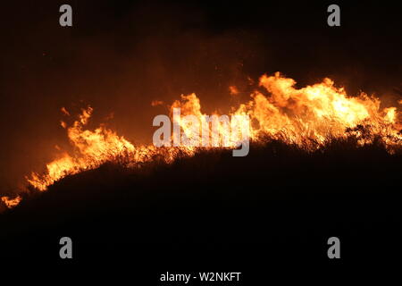 Auf dem Foto die Feuer, die Montelepre Bereich während der Nacht durch ein riesiges Feuer, das die Bewohner der Gegend besorgt betroffen, die hohen Temperaturen in der Nacht zwischen 32 Grad und eine starke sirocco haben angeregt, die brandstifter zu streiken. (Alberto Lo Bianco/Fotogramma, Montelepre (PA) - 2019-07-10) p.s. La foto e 'utilizzabile nel rispetto del contesto in Cui e' Stata scattata, e senza intento diffamatorio del decoro delle Persone rappresentate Stockfoto