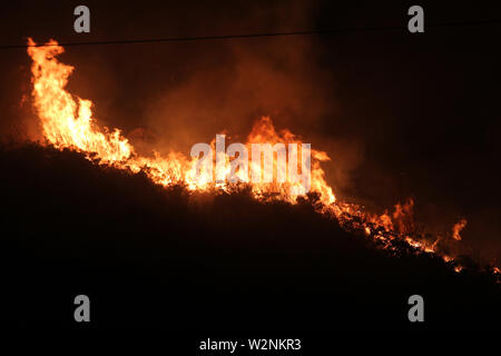 Auf dem Foto die Feuer, die Montelepre Bereich während der Nacht durch ein riesiges Feuer, das die Bewohner der Gegend besorgt betroffen, die hohen Temperaturen in der Nacht zwischen 32 Grad und eine starke sirocco haben angeregt, die brandstifter zu streiken. (Alberto Lo Bianco/Fotogramma, Montelepre (PA) - 2019-07-10) p.s. La foto e 'utilizzabile nel rispetto del contesto in Cui e' Stata scattata, e senza intento diffamatorio del decoro delle Persone rappresentate Stockfoto