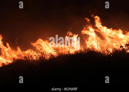 Auf dem Foto die Feuer, die Montelepre Bereich während der Nacht durch ein riesiges Feuer, das die Bewohner der Gegend besorgt betroffen, die hohen Temperaturen in der Nacht zwischen 32 Grad und eine starke sirocco haben angeregt, die brandstifter zu streiken. (Alberto Lo Bianco/Fotogramma, Montelepre (PA) - 2019-07-10) p.s. La foto e 'utilizzabile nel rispetto del contesto in Cui e' Stata scattata, e senza intento diffamatorio del decoro delle Persone rappresentate Stockfoto