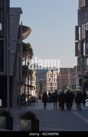 Menschen gehen am späten Nachmittag weg vom Geschäft und Restaurant Bereich von barangaroo Süden zurück in Richtung Stadtzentrum und Bahnhof Wynyard Stockfoto