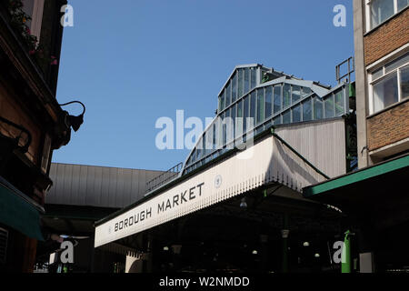 London, Vereinigtes Königreich: 1. Juli 2019 - Borough Market in der London Bridge ist eines von Londons ältesten Märkte und hat eine trendige foodie dest geworden Stockfoto