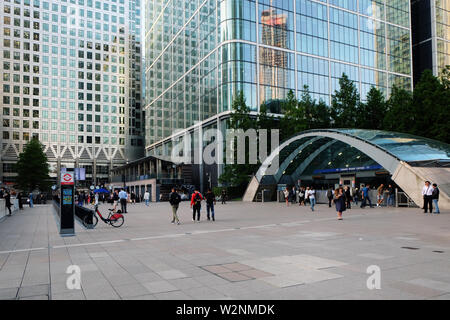 London, Vereinigtes Königreich: 1. Juli 2019 - der Canary Wharf U-Bahnstation und Pendler Stockfoto