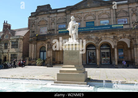 Statue des Künstlers William Etty RA vor der York Art Gallery im Sommer Exhibition Square York North Yorkshire England Vereinigtes Königreich Großbritannien Stockfoto