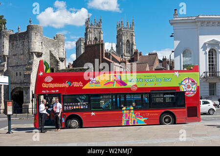 Electric zero emissions open top City Sightseeing Red Tour Bus im Sommer Exhibition Square York North Yorkshire England UK Vereinigtes Königreich Großbritannien Stockfoto