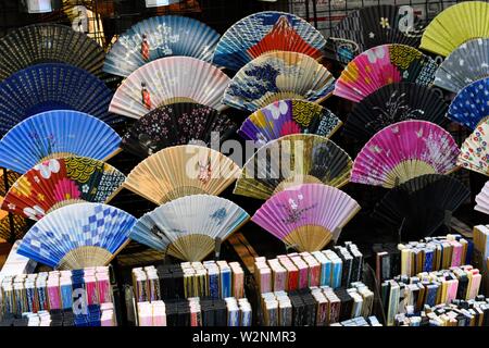 Shop Fenster mit Traditionelle bunte hand Fans und Sandalen im Asakusa Viertel von Tokio, Japan, Asien.
