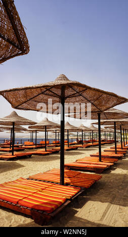 Sandstrände mit Sonnenschirm und Sonnenliegen in Ägypten Stockfoto