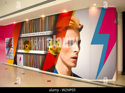 Eine audio-visuelle Anzeige feiern die Musik der berühmten Bromley Sohn den Rockstar und Künstler David Bowie, in den Lichtungen Einkaufszentrum in Bromley. Stockfoto