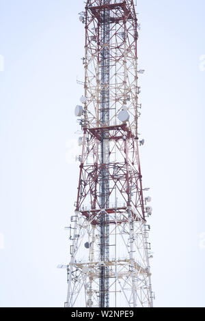 Metall communications Turm mit verschiedenen Kommunikations-Geräte und Antennen für Radio und 5 G Stockfoto