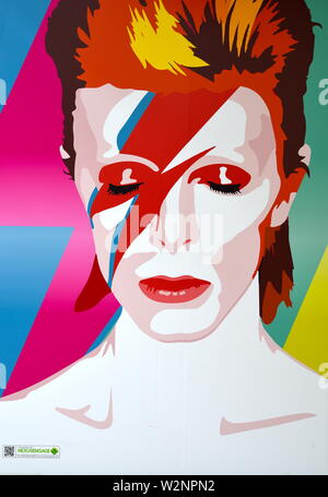 Eine audio-visuelle Anzeige feiern die Musik der berühmten Bromley Sohn den Rockstar und Künstler David Bowie, in den Lichtungen Einkaufszentrum in Bromley. Stockfoto