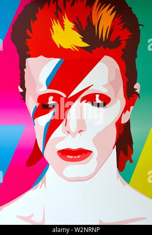 Eine audio-visuelle Anzeige feiern die Musik der berühmten Bromley Sohn den Rockstar und Künstler David Bowie, in den Lichtungen Einkaufszentrum in Bromley. Stockfoto