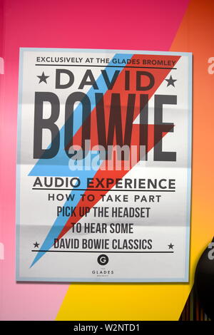 Eine audio-visuelle Anzeige feiern die Musik der berühmten Bromley Sohn den Rockstar und Künstler David Bowie, in den Lichtungen Einkaufszentrum in Bromley. Stockfoto