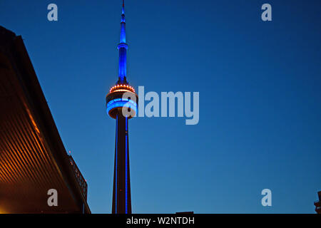 Blick auf den CN Tower und Toronto Skyline in der Dämmerung Stockfoto