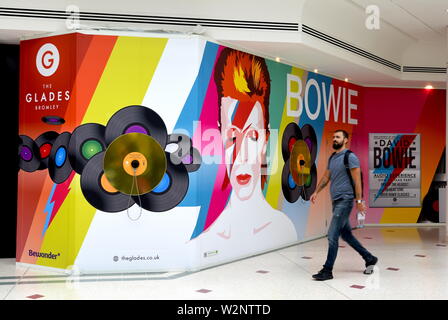 Eine audio-visuelle Anzeige feiern die Musik der berühmten Bromley Sohn den Rockstar und Künstler David Bowie, in den Lichtungen Einkaufszentrum in Bromley. Stockfoto