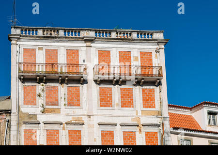 Verlassene Gebäude mit Fenstern in Ziegeln bedeckt - in Lissabon, Portugal erfasst Stockfoto