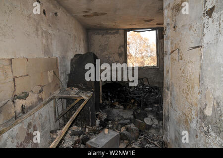 Am 23. Mai 2019, einem Waldbrand verwüstete das Dorf Mevo Modiim, Israel. Von außen ein Brandopfer home Stockfoto