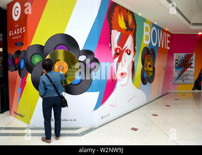 Eine audio-visuelle Anzeige feiern die Musik der berühmten Bromley Sohn den Rockstar und Künstler David Bowie, in den Lichtungen Einkaufszentrum in Bromley. Stockfoto