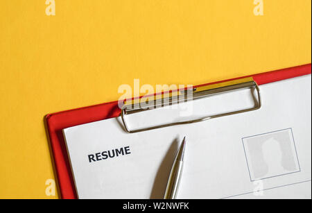 Überprüfung Fortsetzen der Bewerber auf die Zwischenablage mit einem Stift. Ansicht von oben Büro Schreibtisch. Stockfoto