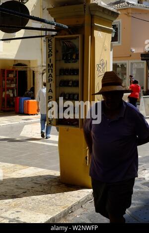 Korfu Korfu Town Square Schuß einer Abbildung zu Fuß in Richtung der Kamera zu mir weltvergessen ein Foto Stockfoto