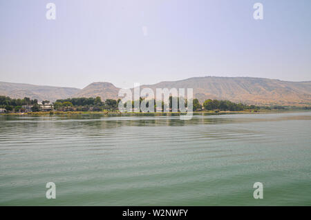 Kibbutz Ginosar am Ufer des Sees Kinneret als innerhalb von der See aus gesehen. Meer von Galiläa, Israel Stockfoto