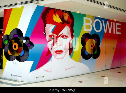 Eine audio-visuelle Anzeige feiern die Musik der berühmten Bromley Sohn den Rockstar und Künstler David Bowie, in den Lichtungen Einkaufszentrum in Bromley. Stockfoto