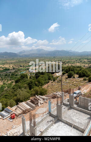 Kreta, Griechenland. Juni 2019. Gebäude arbeitet mit Recyled Holzbohlen. Mit Blick auf die Hochebene von Lassithi, Kreta, Griechenland Stockfoto