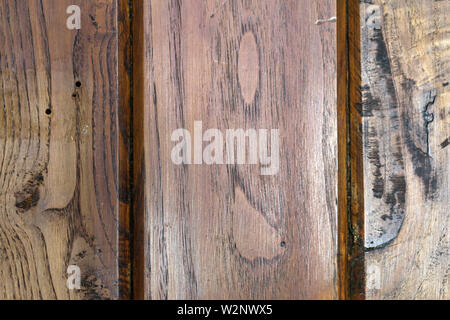 Textur eines alten braun Holzboden aus verwittertem Planken. Schöne Nahaufnahme des verwittertes Holz. Detaillierte makro Bild. Stockfoto