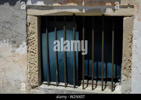 Seltsame Ort Korfu Dieses vergitterten Fenster war sehr auffällig mit Metall Bars war dieses Haus im Bergdorf Avilotes Stockfoto