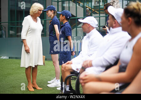 Die Herzogin von Cornwall trifft Ball Junge Michael Aw-Yong, 14, bei einem Besuch der Lawn Tennis Meisterschaften bei den All England Lawn Tennis Club in Wimbledon, London, Rollstuhl Spieler, die Angestellten, die Beamten zu treffen, und die Kugel Jungs und Mädels des Tennis Turnier arbeiten. Stockfoto