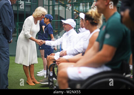 Die Herzogin von Cornwall trifft Rollstuhl tennis player Andy Lapthorne bei einem Besuch der Lawn Tennis Meisterschaften bei den All England Lawn Tennis Club in Wimbledon, London, Rollstuhl Spieler, die Angestellten, die Beamten zu treffen, und die Kugel Jungs und Mädels des Tennis Turnier arbeiten. Stockfoto