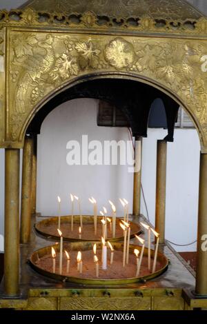 Korfu Kassioi lokale Kirche in der Nähe des Hafens Kerzen des Gebets sie eine Kerze an und sprechen Sie ein Gebet Stockfoto