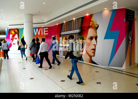 Eine audio-visuelle Anzeige feiern die Musik der berühmten Bromley Sohn den Rockstar und Künstler David Bowie, in den Lichtungen Einkaufszentrum in Bromley. Stockfoto