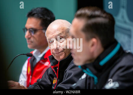 Mahindra Racing Team Manager Dilbagh Gill und Nissan e. dams Team Manager Jean-paul Driot (Mitte) auf einer Pressekonferenz im Vorfeld der ABB FIA Formel E Rennen in Bern. Im Vordergrund ist Jaguar Team Direktor James Barclay. Stockfoto