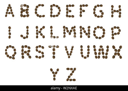 Kaffee font Alphabet Konzept auf weißem Hintergrund. Ansicht von oben Alphabet aus gerösteten Kaffeebohnen Stockfoto