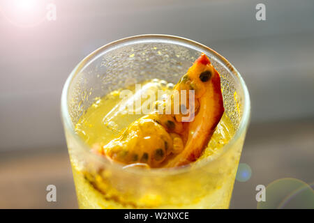 Maracuja Limonade in einer klaren Glas in einem Sommer Cafe. Die Aussicht von oben. Schneiden Sie hautnah. Stockfoto