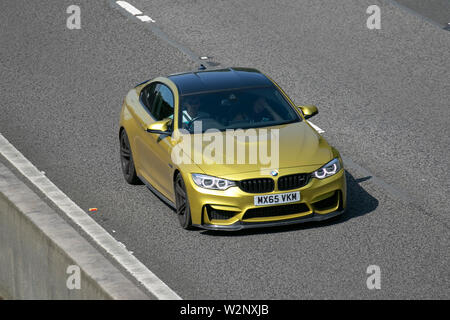 MX 65 VKM gelb BMW M4S - ein fahrendes Klassiker, historics, vintage Motoren und Collectibles 2019; Leighton Hall Verkehr, Auto & Oldtimer von gestern auf der Autobahn M6 in der Nähe von Lancaster, Großbritannien Stockfoto