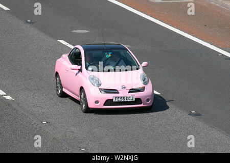 Rosa Sport 2006 Nissan Micra C+C; Autofahren Klassiker, historics, vintage Motoren und Collectibles 2019; Leighton Hall Verkehr, Auto & Oldtimer von gestern auf der Autobahn M6 in der Nähe von Lancaster, Großbritannien Stockfoto